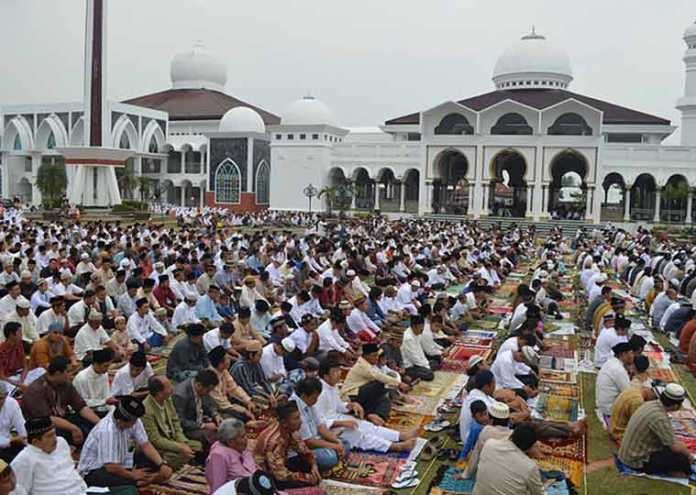 sholat jumat di hari raya