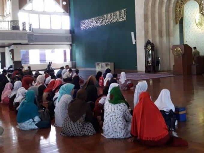 wanita haid duduk di masjid